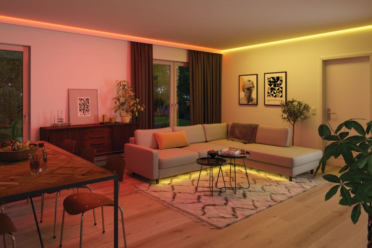 Modernes Wohnzimmer mit Ecksofa, Esstisch und indirekter Beleuchtung durch LED-Streifen an der Decke und unter Möbeln.