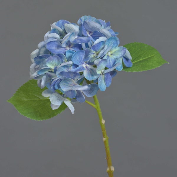 Künstliche Hortensie in Blau mit fein texturierten Blütenblättern aus Stoff.