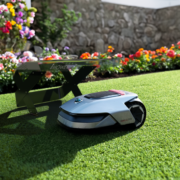 Roboterrasenmäher mit Ladestation auf Rasenfläche