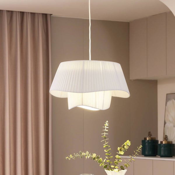 Hängeleuchte mit plissiertem Stoffschirm in Weiß, zweistufiges Design, moderne Innenraumbeleuchtung für Wohnzimmer oder Esszimmer.