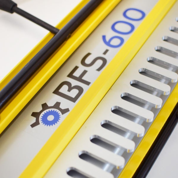 Nahaufnahme des BFS Logos und der Modellbezeichnung BFS-600 auf einem Gerät mit gelbem Gehäuse und Lüftungsschlitzen.