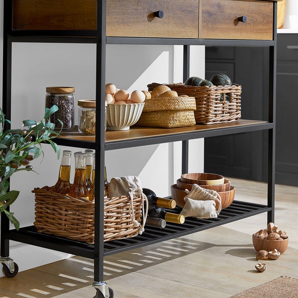 Küchenwagen mit zwei Schubladen und drei Ablagen, gefüllt mit Lebensmitteln.