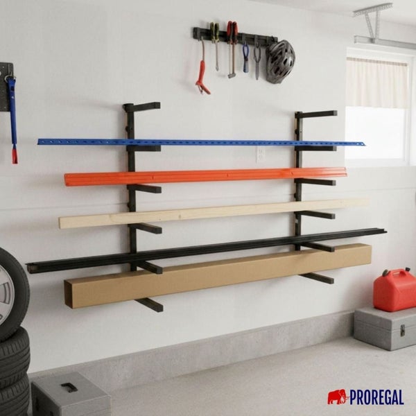 Organisierte, helle Garage mit einem wandmontierten Lagerregal aus Metall für Langgut, bestückt mit Holz und Metallprofilen, Proregal Logo.