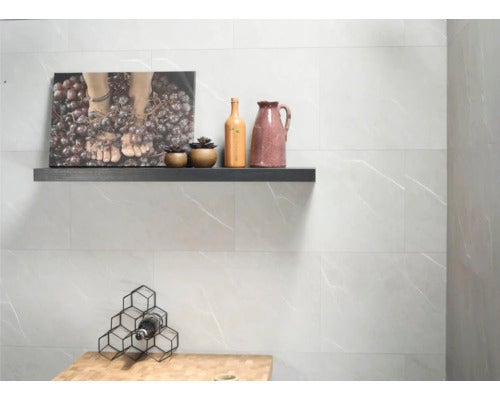 Wandgestaltung mit Fliesen in Marmoroptik, Regal und Dekorationen für Wohnraumambiente