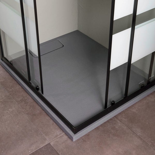 Ebenerdige Dusche mit Glastrennwänden und Ablauf