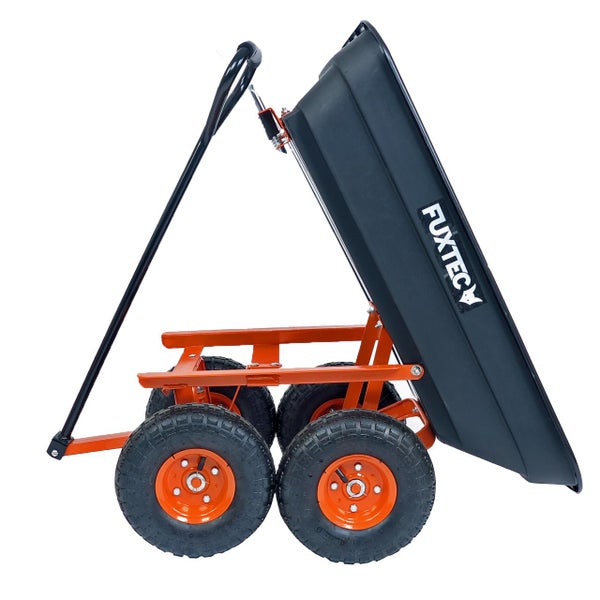 Fuxtec Bollerwagen mit Kippfunktion, vier geländegängigen Rädern und einer schwarzen Kunststoffwanne auf einem orangefarbenen Metallrahmen.