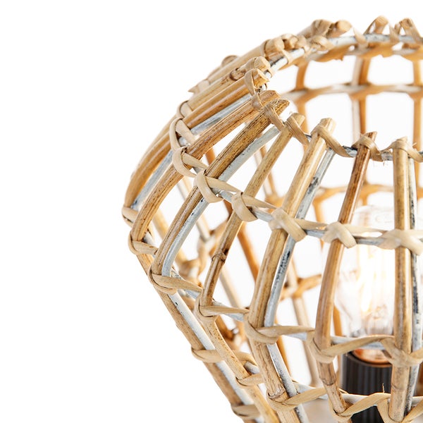 Nahaufnahme einer geflochtenen Lampenfassung aus Rattan