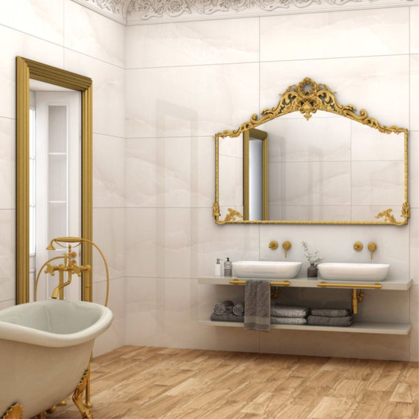 Badezimmer mit Badewanne, Waschtisch mit zwei Waschbecken, Spiegel und Fliesen