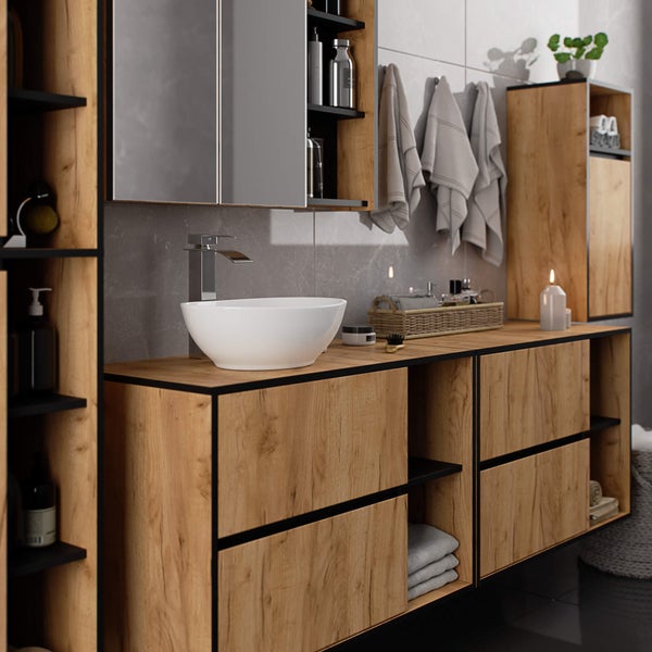 Modernes Badezimmer mit Waschtisch, Spiegel und Holzregalen für Badutensilien.