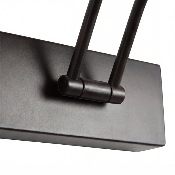 Detailansicht eines schwenkbaren Gelenkarms einer Wandleuchte aus Metall