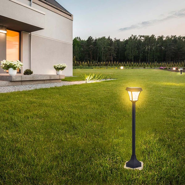 Gartenansicht mit Solarleuchten entlang eines Rasens