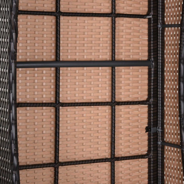 Nahaufnahme von Polyrattan-Geflecht an einem stabilen Metallrahmen eines Gartenschranks.