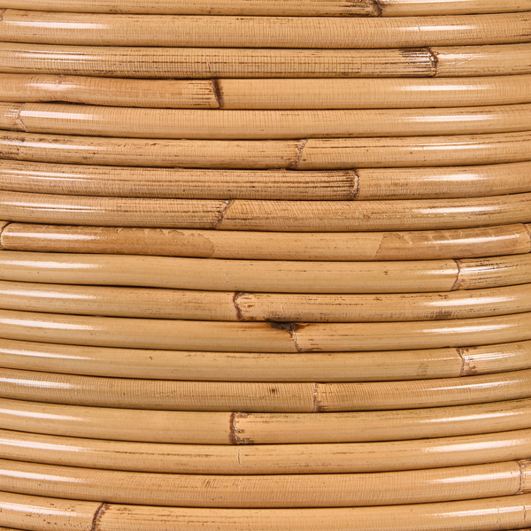 Detailaufnahme einer Oberfläche aus horizontal geflochtenem Naturmaterial wie Rattan oder Bambus.