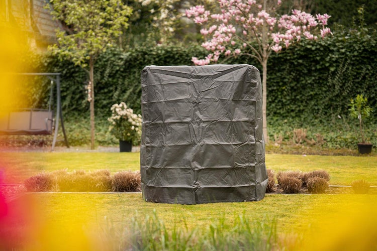 Gartenszene mit Pflanze, die mit einer Schutzhülle abgedeckt ist