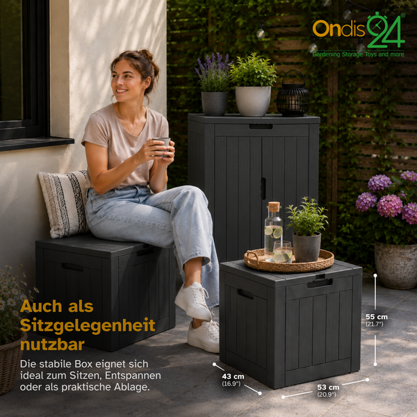 Frau sitzt auf grauer Kunststoff-Gartenbox auf einer Terrasse. Eine zweite Box dient als Tisch. Maße 43 mal 53 mal 55 Zentimeter. Ondis24 Logo.