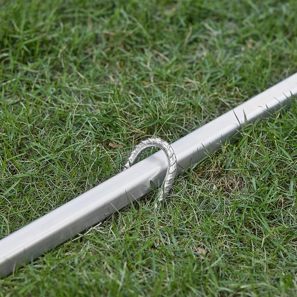 Metallpfosten mit Haken im Gras