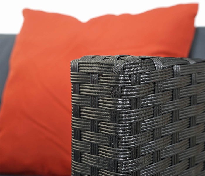 Detailansicht eines Gartenmöbelstücks mit schwarzem Geflecht aus Polyrattan.