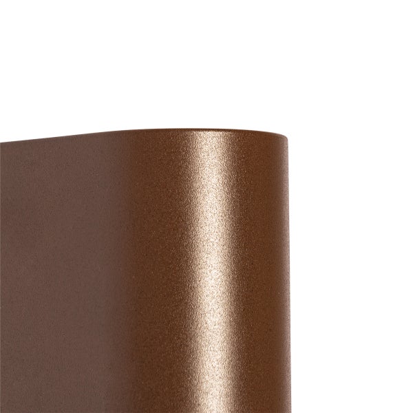 Detailansicht einer Metalloberfläche mit feinkörniger Struktur und bronzefarbenem Finish.