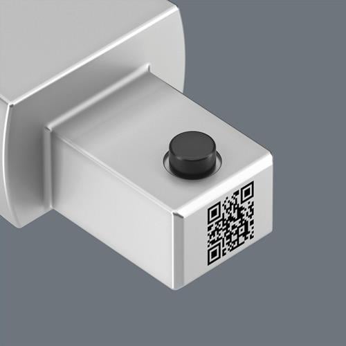 Detailaufnahme eines Werkzeugadapters mit QR-Code