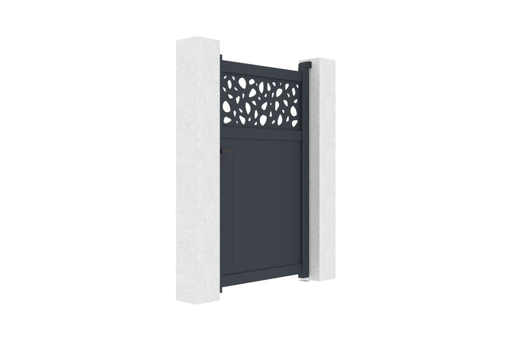Gartentor aus Aluminium in Anthrazit mit dekorativem Lochmuster im oberen Bereich, montiert zwischen zwei hellen Pfosten.