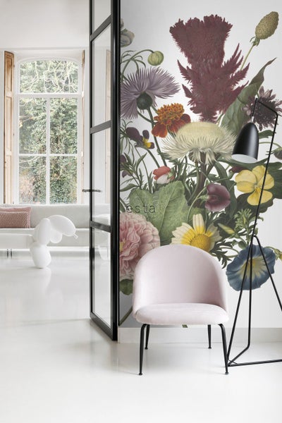 Dekoratives Interieur mit floraler Tapete, Stuhl und Stehlampe