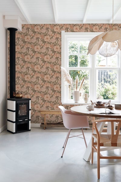 Heller Raum mit gemusterter Tapete, Kaminofen, Esstisch und Stühlen