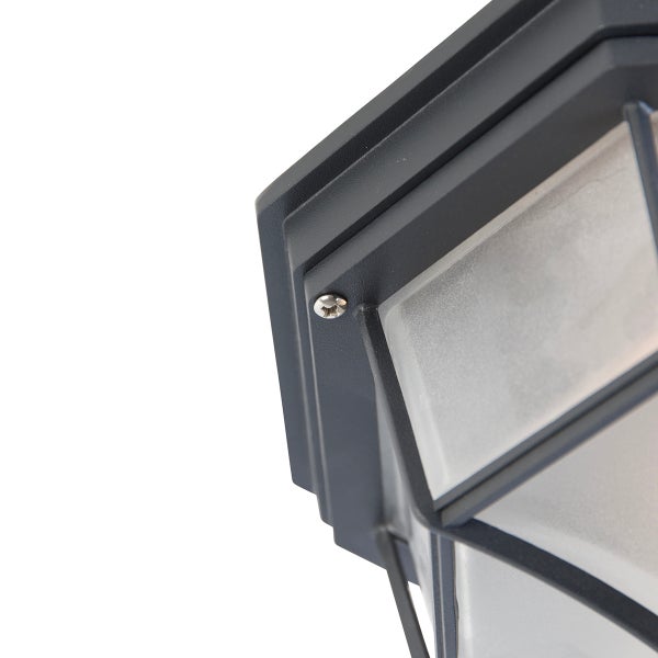 Nahaufnahme einer Außenwandleuchte mit dunkelgrauem Metallrahmen und mattiertem Glas.