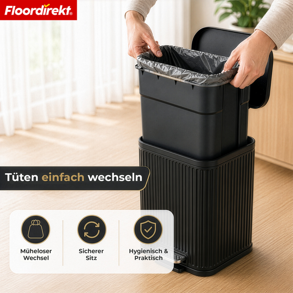 Hände heben den Inneneimer mit Müllbeutel aus einem schwarzen Tretmülleimer mit Rillenstruktur zum einfachen Beutelwechsel. Floordirekt Logo.