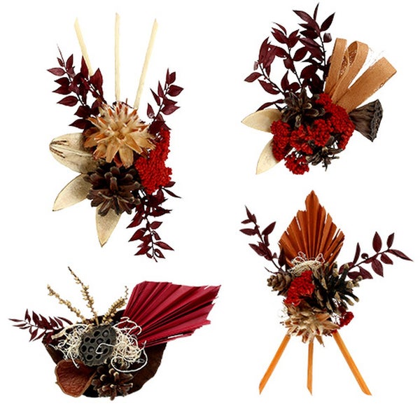 Vier Gestecke mit Trockenblumen, Blättern und Zapfen.
