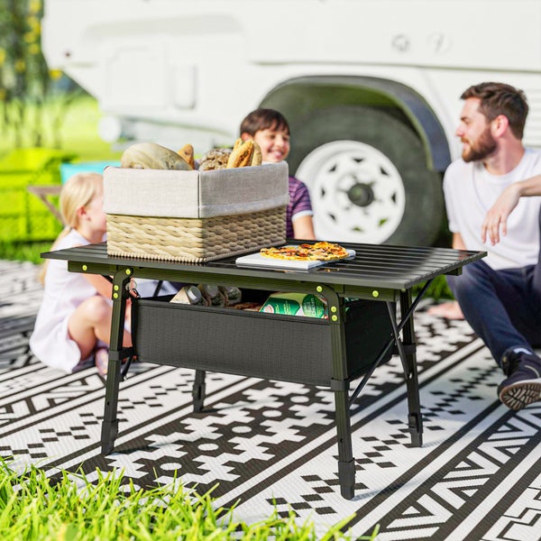 Höhenverstellbarer Campingtisch mit Familie beim Picknick