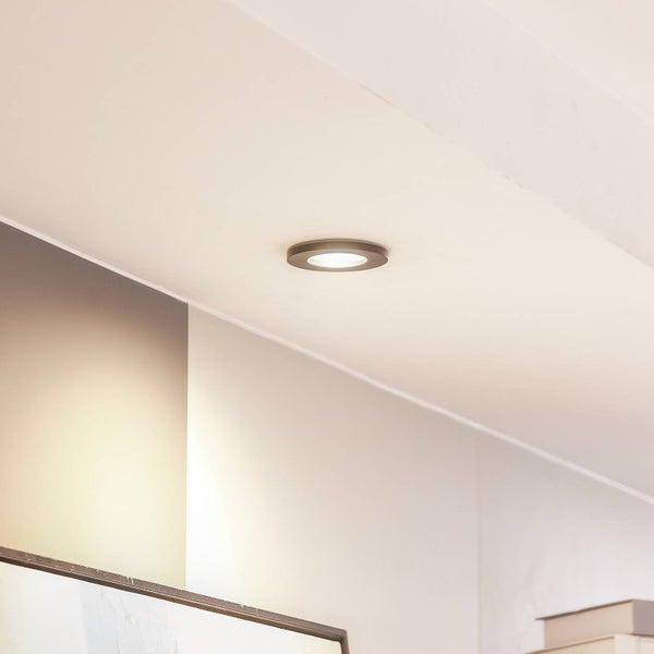 Deckeneinbaustrahler an Zimmerdecke