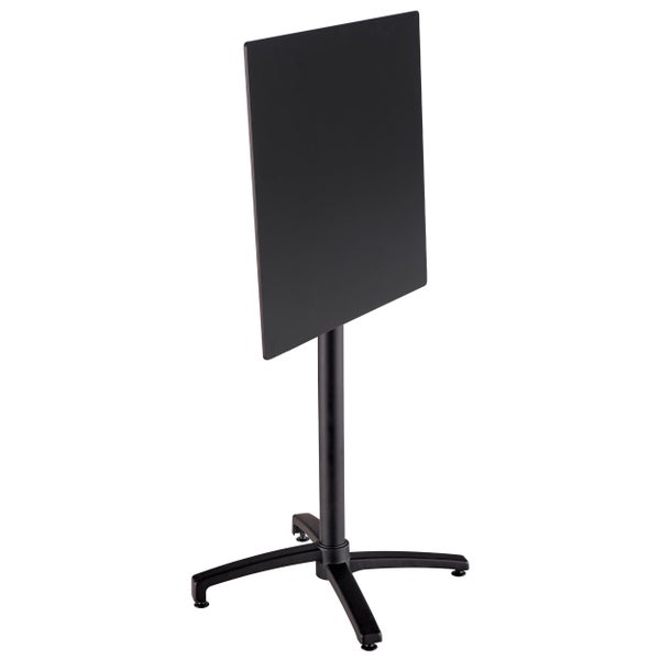 Quadratischer Stehtisch mit abklappbarer Tischplatte, schwarzes Metallgestell und schwarze Platte.