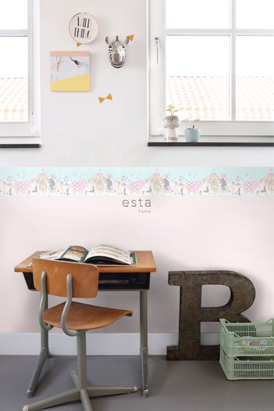 Dekoratives Kinderzimmer mit Schreibtisch und Esta Home Bordüre mit Zirkusmotiven