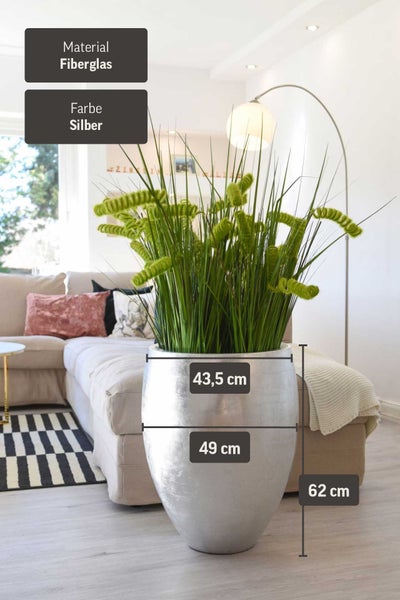 Silbernes Pflanzgefäß aus Fiberglas im Wohnzimmer, Höhe 62 Zentimeter, Durchmesser 49 Zentimeter, mit grünen Kunstgräsern.