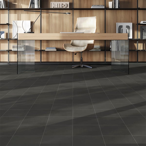 Dunkle quadratische Bodenfliesen in einem modern eingerichteten Arbeitszimmer mit Holzregal und Schreibtisch.