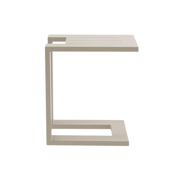 Beistelltisch in C-Form, Farbe Taupe, mit einer Tischplatte in Lattenoptik.
