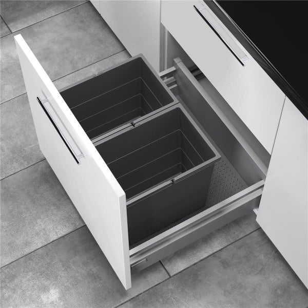 Mülltrennsystem mit zwei dunkelgrauen Kunststoffeimern eingebaut in eine weiße Küchenschublade.