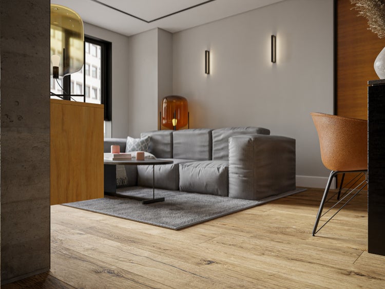 Modernes Wohnzimmer mit Bodenbelag in Eichenoptik, Stoffsofa, Couchtisch auf Teppich und zeitgemäßer Beleuchtung.