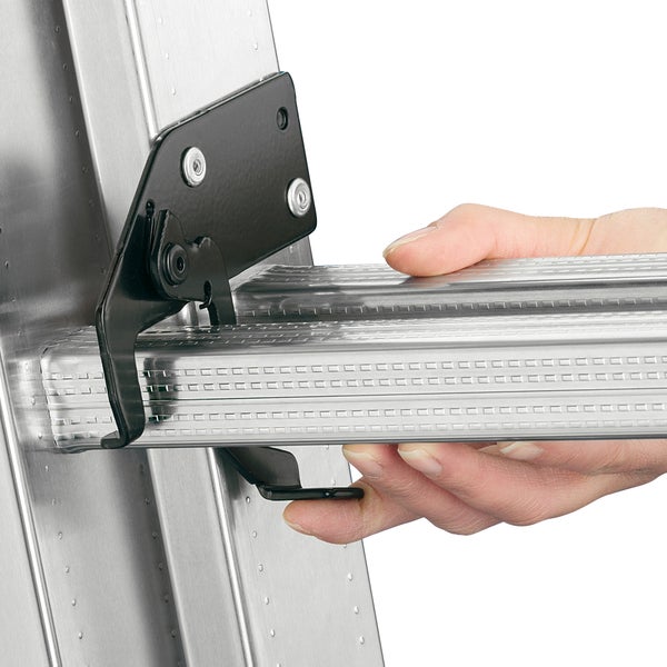Detailansicht einer Aluminiumleiter mit Verriegelungsmechanismus in Aktion.