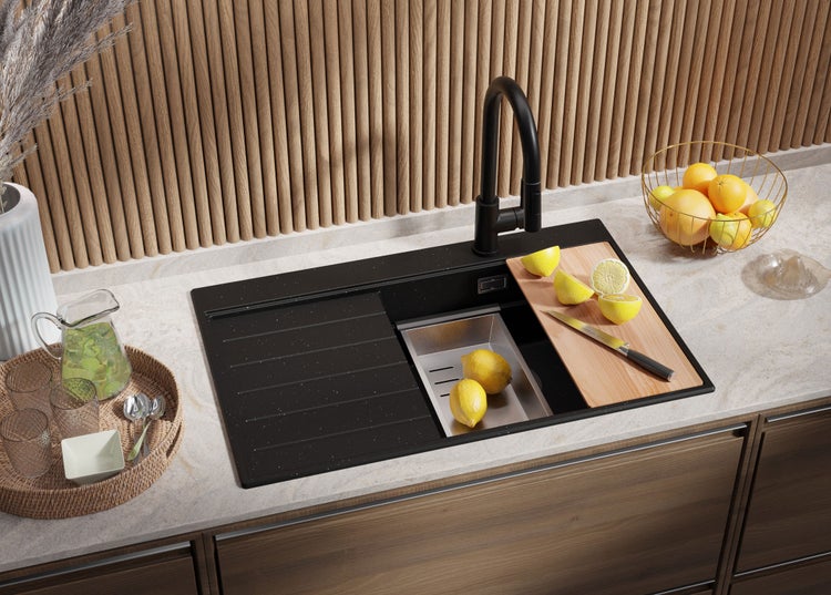 Spüle mit Abtropffläche, Schneidebrett und Armatur in einer Küchenszene