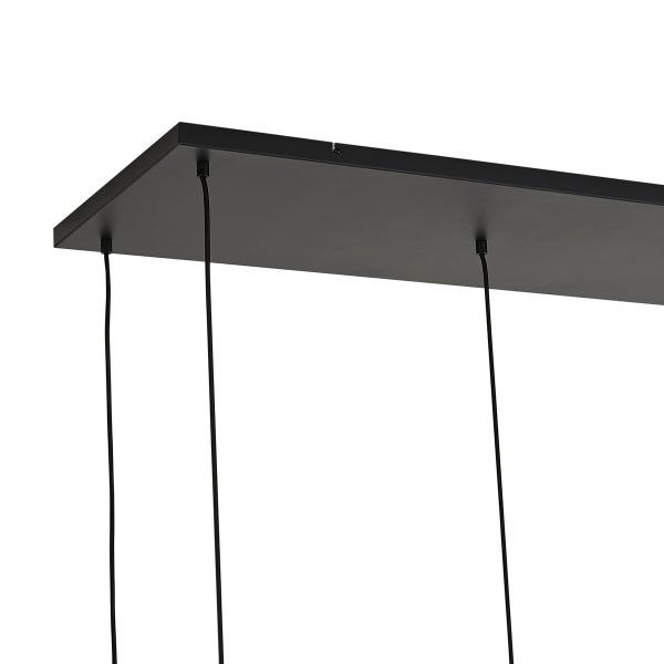 Detailaufnahme der Deckenbefestigung einer Pendelleuchte mit schwarzen Kabeln