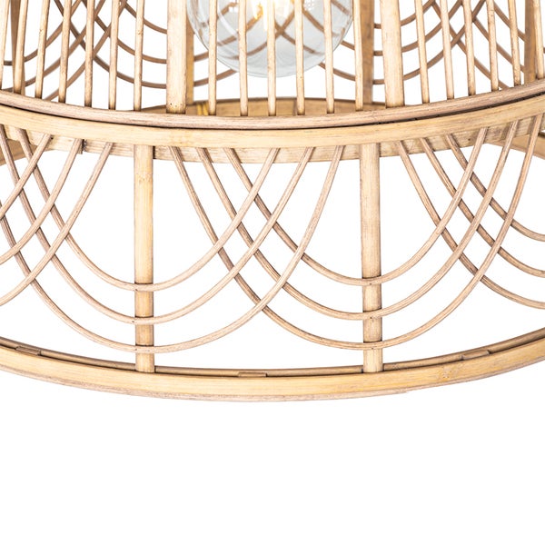 Detailansicht einer Pendelleuchte aus Rattan mit Leuchtmittel
