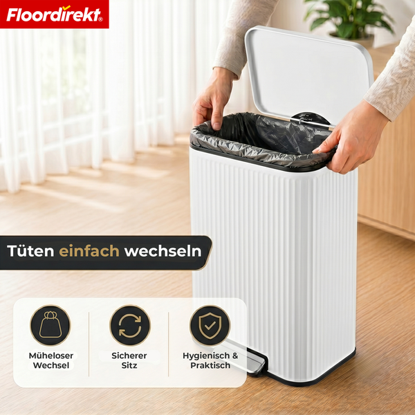 Floordirekt Logo. Weißer Treteimer mit Rillenstruktur. Person setzt Müllbeutel ein. Symbole für mühelosen Wechsel, sicheren Sitz und Hygiene.