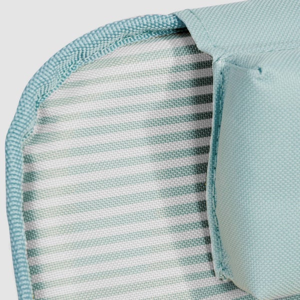 Detailaufnahme eines Textilprodukts mit gestreiftem Innenfutter und gewebtem Außenmaterial.