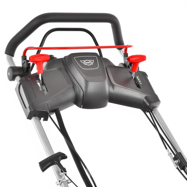 Detailansicht der Bedienelemente eines Rasenmähers