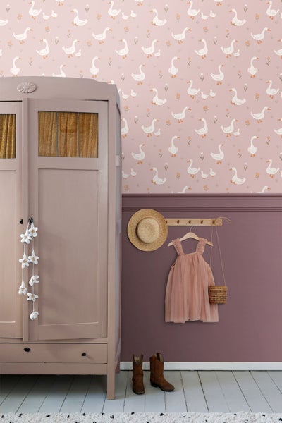 Kinderzimmer mit Schrank, Gänsetapete, Kleid, Hut und Stiefeln