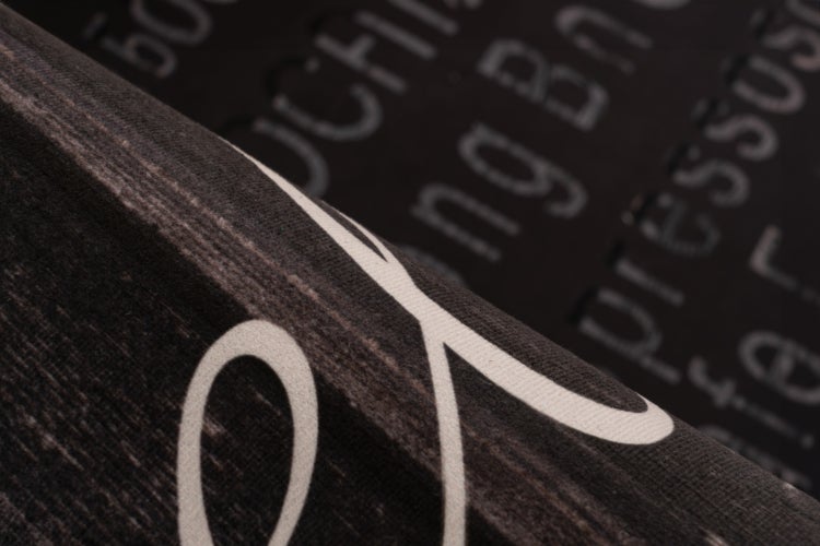 Stofftapete mit dunkler Holzoptik und Schriftzug Design