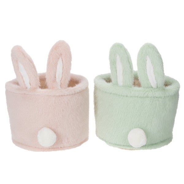 Zwei flauschige Osterkörbe mit Hasenohren und Bommel
