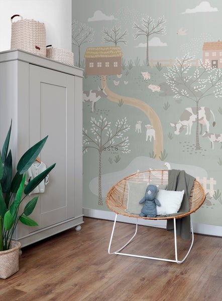 Kinderzimmer mit Kleiderschrank, Rattansessel, Zimmerpflanze und Wandtapete mit Bauernhoftieren.