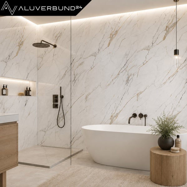 Modernes Badezimmer mit Wandpaneelen in Marmoroptik, begehbarer Dusche und freistehender Badewanne. Aluverbund24 Logo.